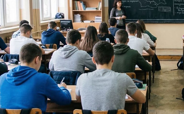 НСИ: Близо една трета от учителите в България са на 55 и повече години