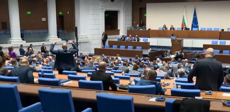 Опозицията срещу новите парламентарни правила на „Прогресивна България“