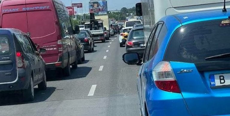 Близо 500 000 автомобила се връщат към София, въвеждат временни мерки за трафика