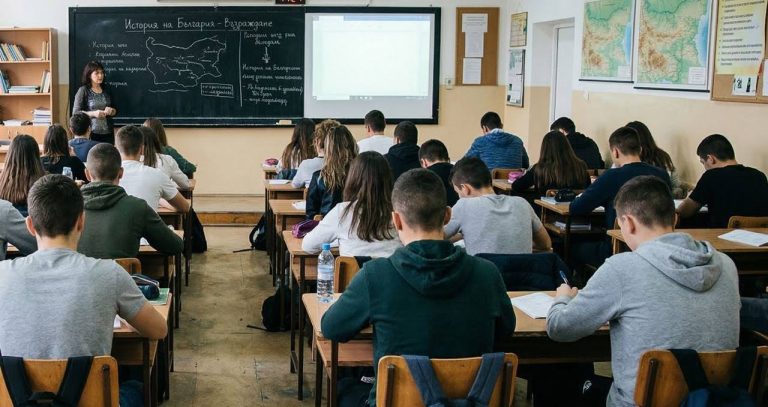 Над 110 000 седмокласници и десетокласници се явяват на НВО по БЕЛ днес