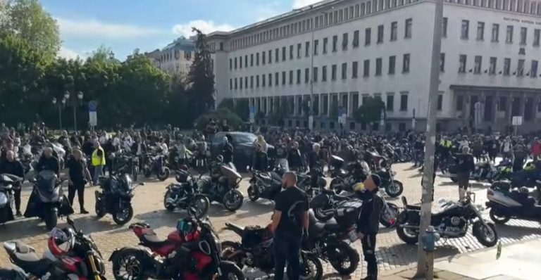 Мотористи блокират София с протест срещу високите застраховки