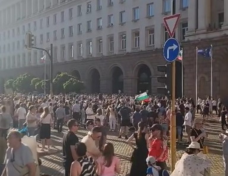 Хиляди протестираха в София срещу кабинета „Радев“ и блокираха централни булеварди