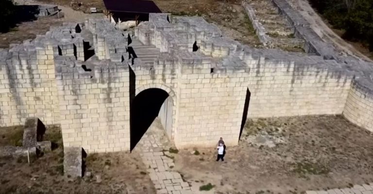Австриец е в тежко състояние след падане от зид във Велики Преслав