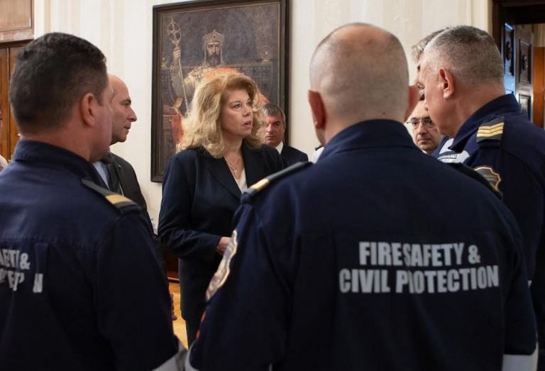 Йотова отличи пожарникарите от „Челопешко шосе“ и призова за държава с правила и отговорност