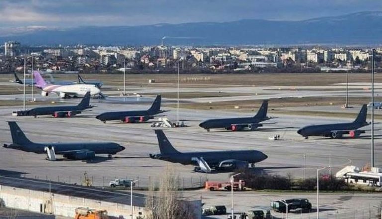 Пристигането на американските самолети цистерни в Безмер се отлага за следващата седмица