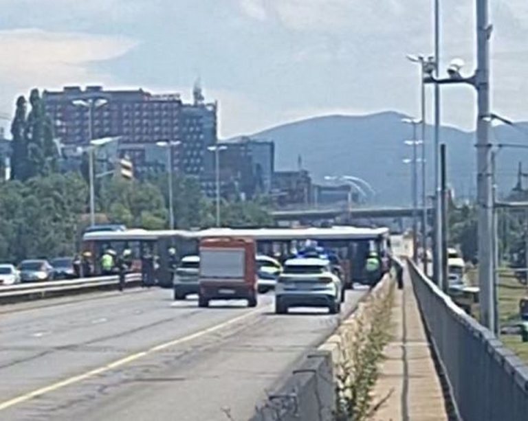Автобус навлезе в насрещното на „Цариградско шосе“ в София, четирима са ранени