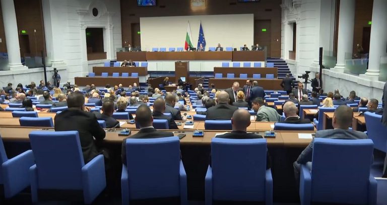 Парламентът прие Бюджет 2026 с по-високи осигуровки, винетки и акциз на цигарите