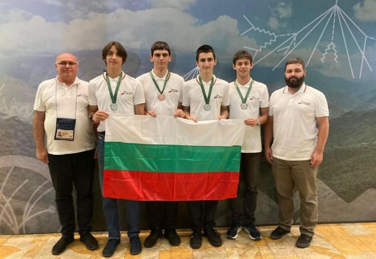 Български ученици с пет медала от Международната олимпиада по физика, сред отличените е варненец