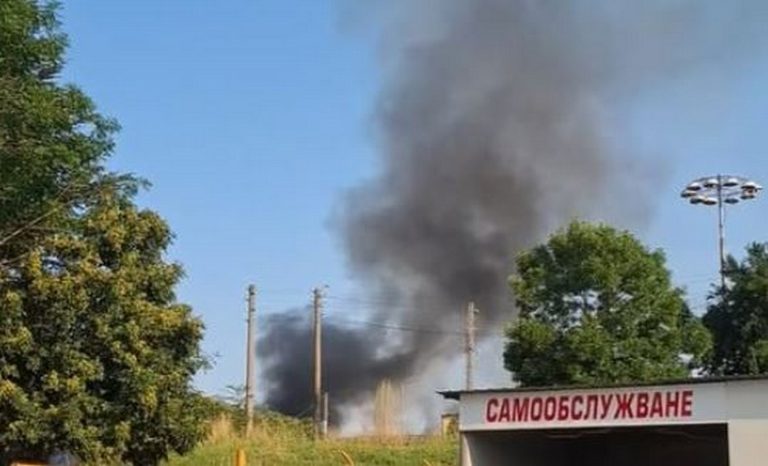 Мащабен пожар унищожи цех за пелети в Търговище, няма пострадали