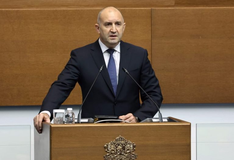 Румен Радев предостави подарения му пистолет от срещата на НАТО в Анкара на Музея на МВР