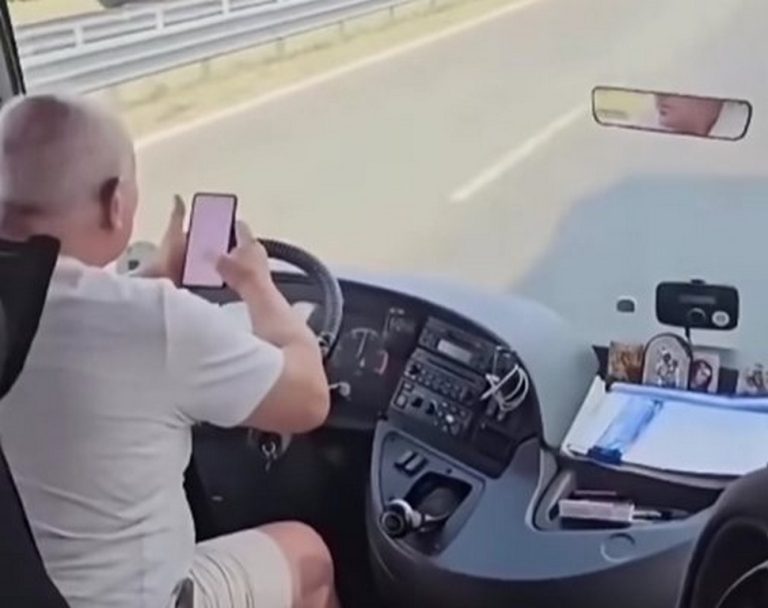 Шофьор на автобус гледа TikTok зад волана, уволнен е след проверка
