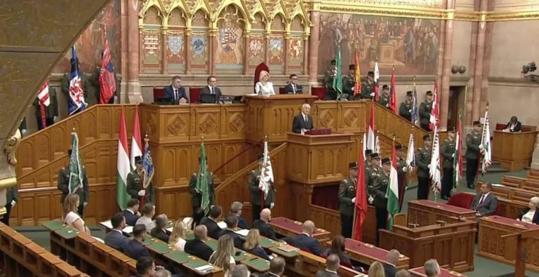 Андраш Бака, критик на Орбан, беше избран за президент на Унгария