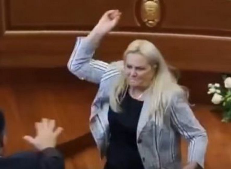 Опозиционна депутатка хвърли яйца по премиера Курти в парламента на Косово