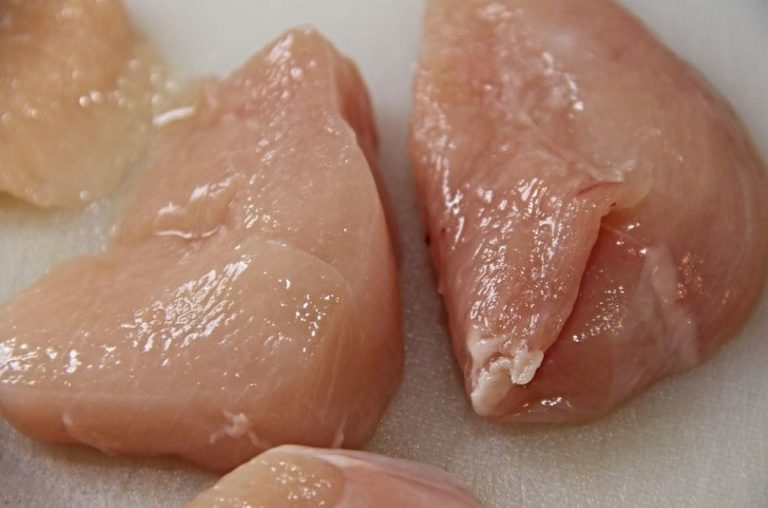 БАБХ и Митниците иззеха над половин тон млечни продукти и пилешко месо на „Капитан Андреево“