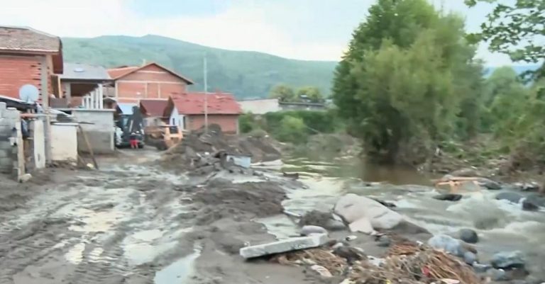 Дронове и доброволци издирват изчезналия в Пещера мъж, пътят към Батак остава затворен