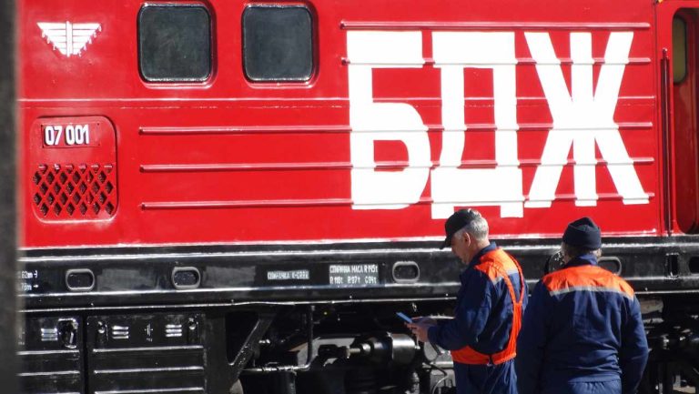 Денят на железничаря почита хората зад българските железници, чиято история започва през 1888 г.