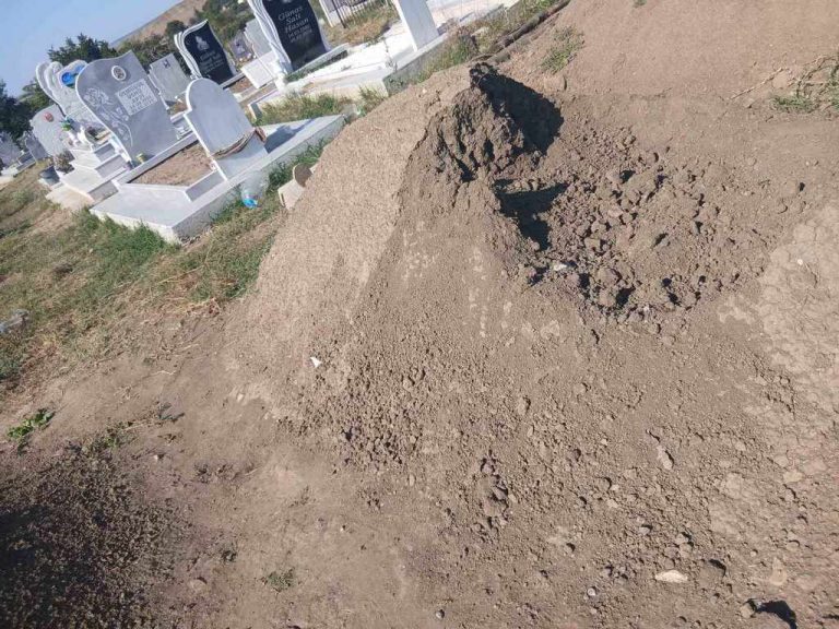 Полицията разследва оскверняване на пресни гробове в село Синдел