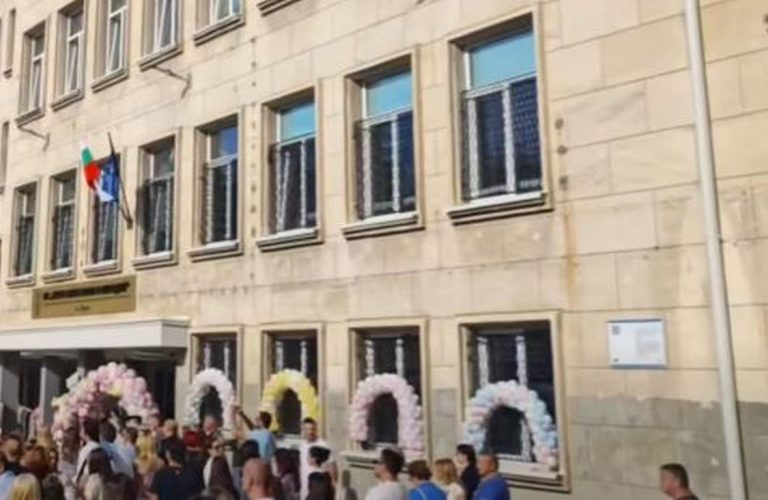 Николай Танчев твърди, че ОУ „Св. Св. Кирил и Методий“ във Варна посреща учениците с недовършен ремонт