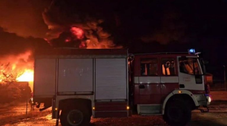 Пожар в депото за отпадъци край Габрово, силният вятър затруднява гасенето