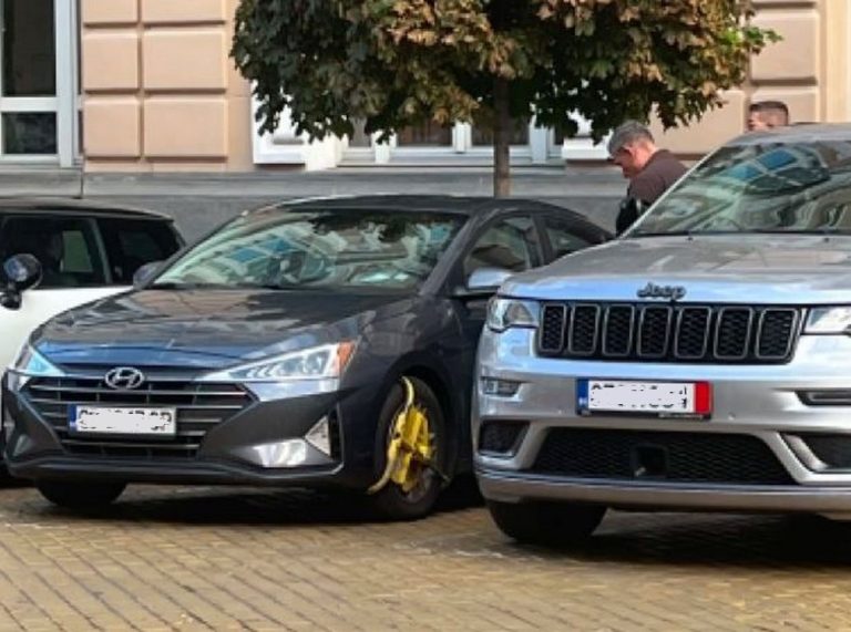 Скоба на автомобил в София, вероятно на Георги Кандев