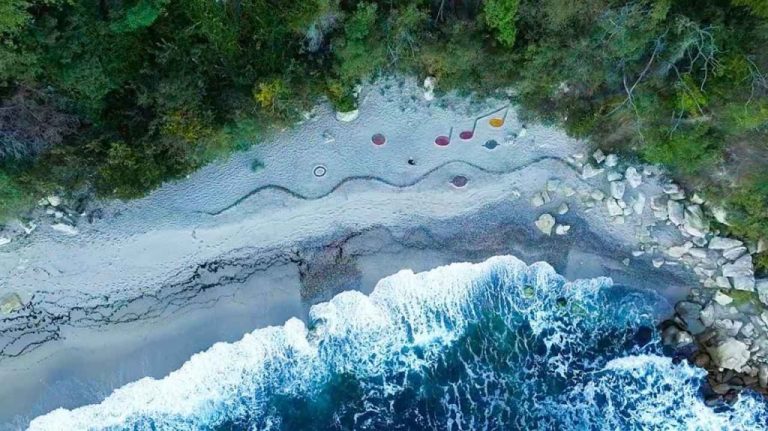 Вивия Ники създаде land art творба „Музика“ на плажа край Галата