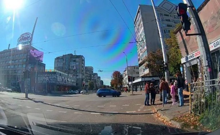 Строителна плоскост падна върху жена край Червения площад във Варна