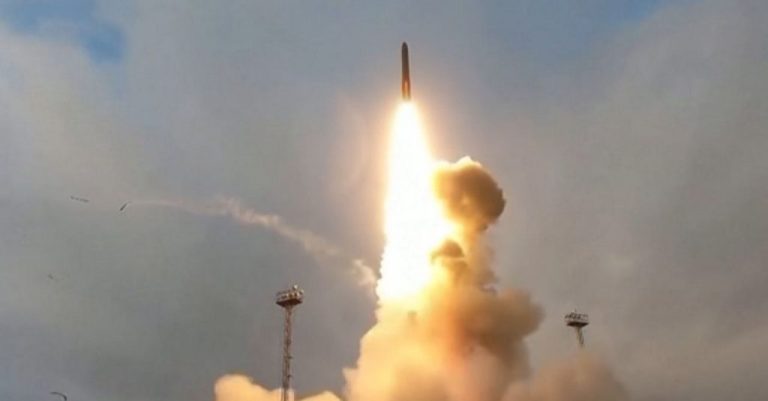 Пхенян изстреля балистични ракети над 900 км, Сеул осъди теста