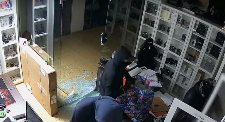 Четирима маскирани обраха магазин за мобилни телефони в „Младост 1“ за под 2 минути