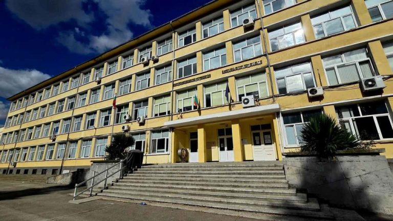 Ученици протестират в ПТГ-Варна заради организацията на учебния процес
